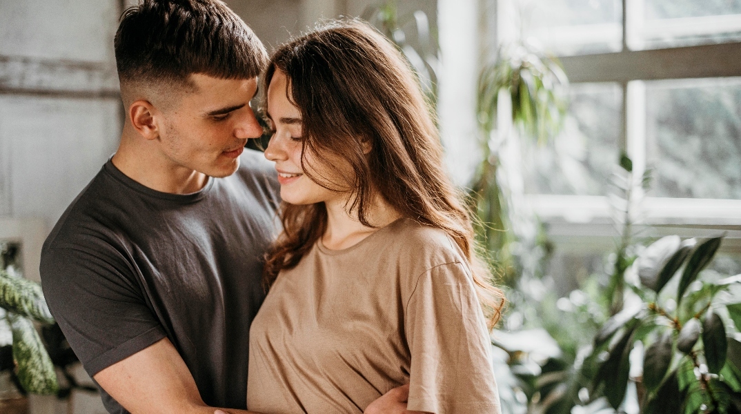 Lavender Marriage: Γιατί οι «γάμοι - βιτρίνα» γίνονται ξανά το καταφύγιο των νέων;