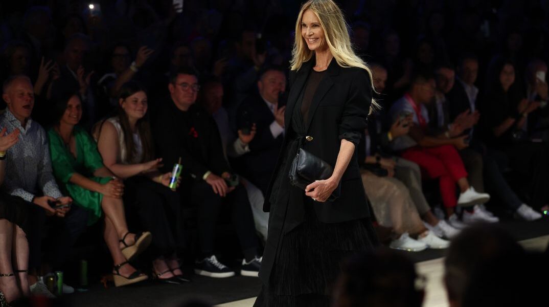 Έλ Μακφέρσον: Στα 62 της ποζάρει χωρίς φίλτρα και αποδομεί τον μύθο της «τέλειας» εικόνας