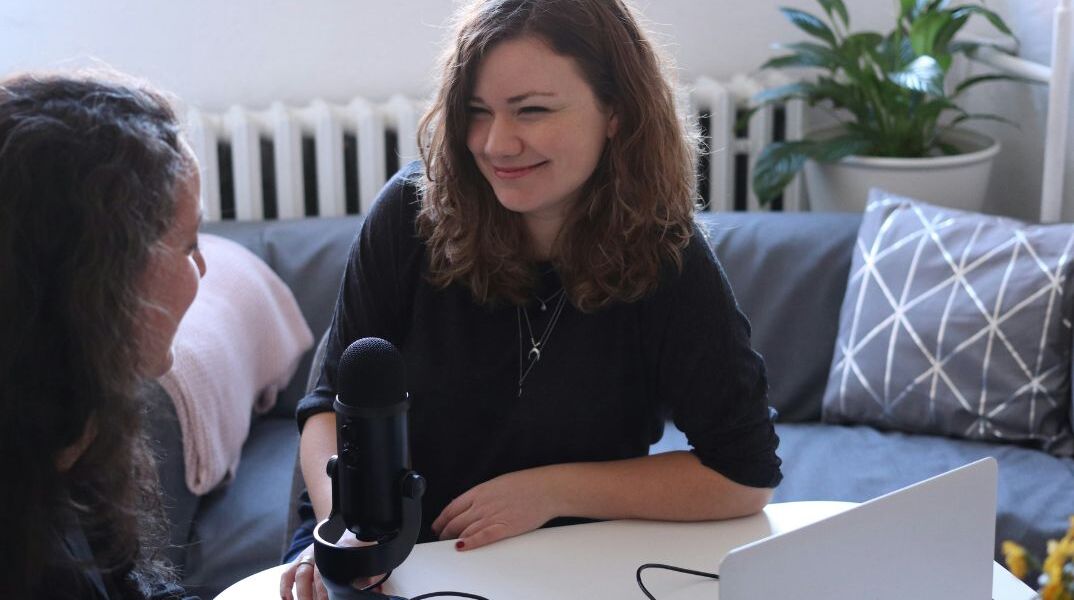 Manosphere: Γιατί όλο και περισσότερες γυναίκες παρακολουθούν ανδρικά podcasts