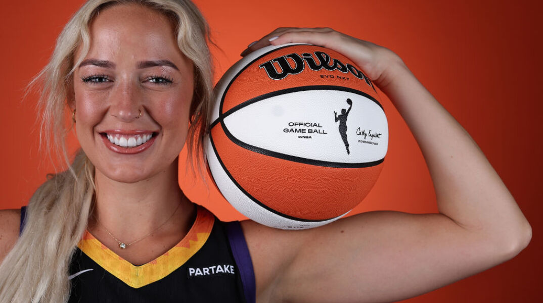 Σόφι Κάνινγχαμ: Από το παρκέ στο Sports Illustrated Swimsuit