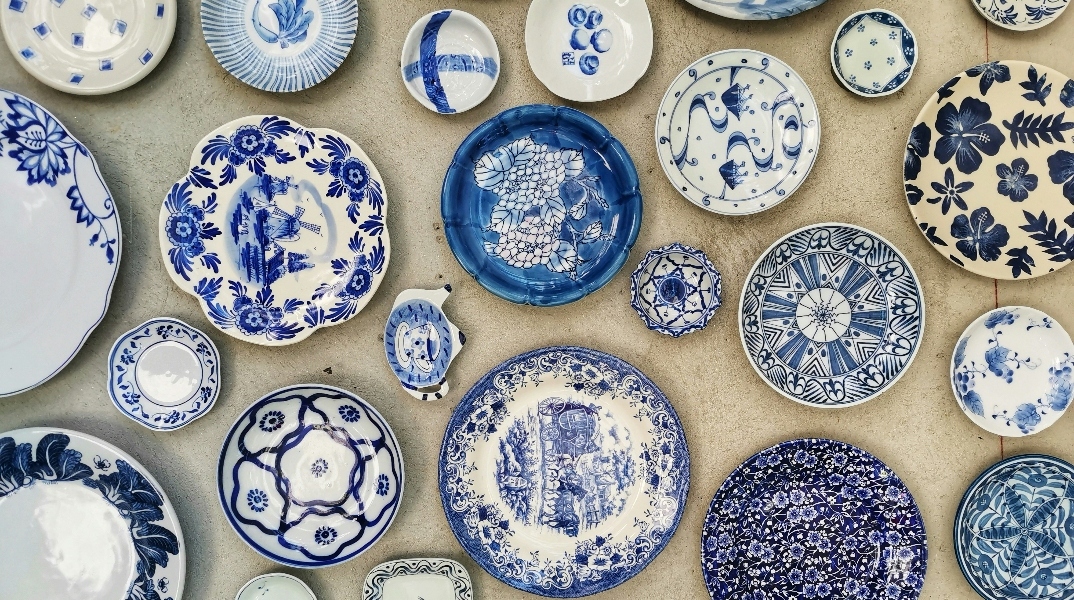 Πώς τα πορσελάνινα πιάτα έγιναν τα απόλυτα design icons του σπιτιού μας
