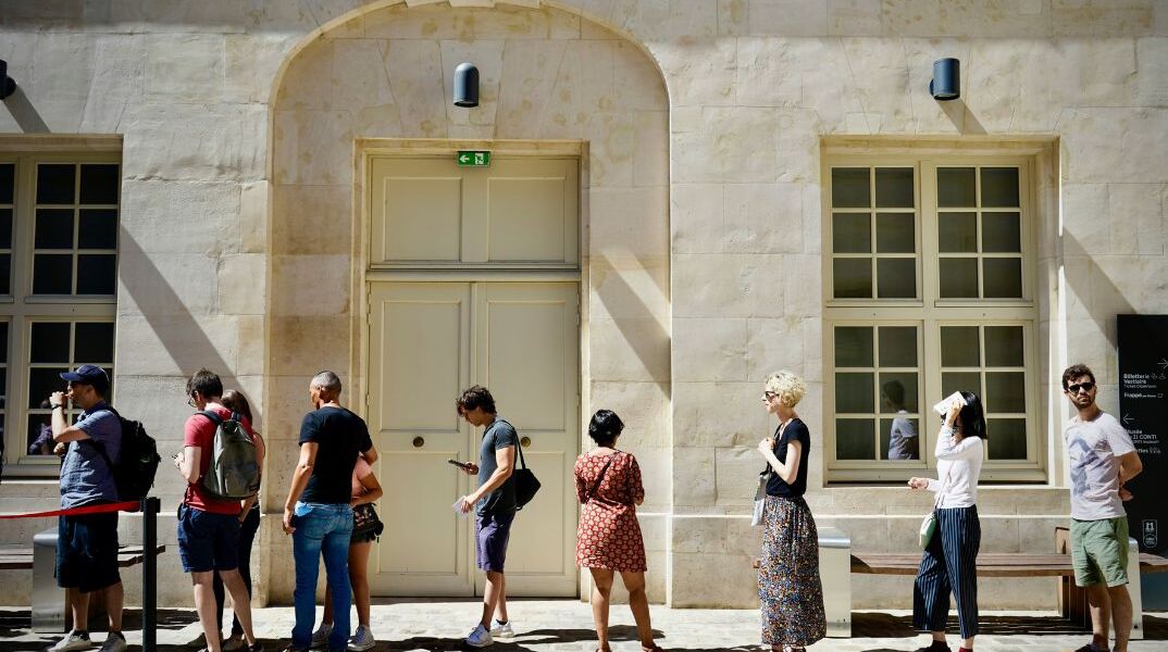 Γιατί κάποιοι εξοργίζονται με το «σπρώξιμο» στην ουρά και άλλοι όχι