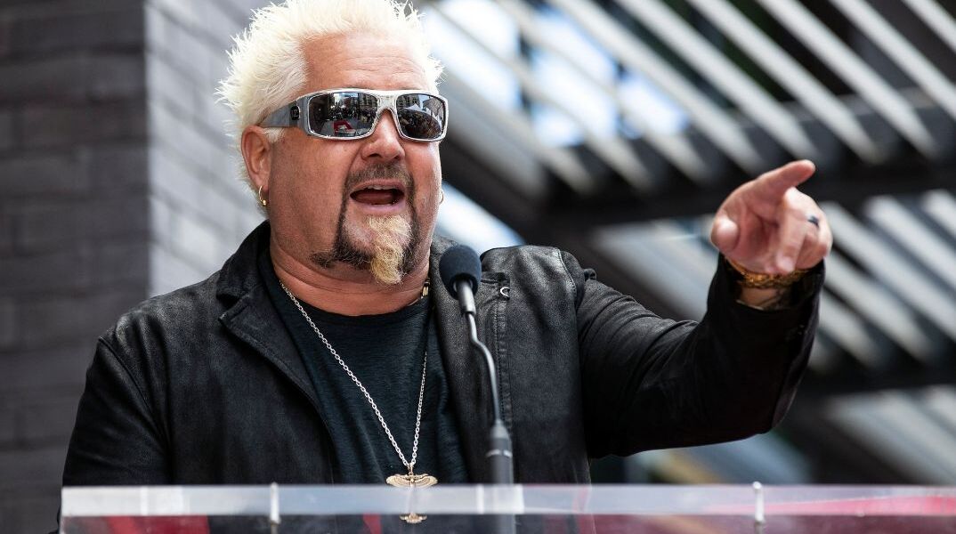 Ο Γκάι Φιέρι απαντά στις αντιδράσεις για τη συνάντηση με τους Τέιτ: «Δεν ήξερα ποιοι είναι»