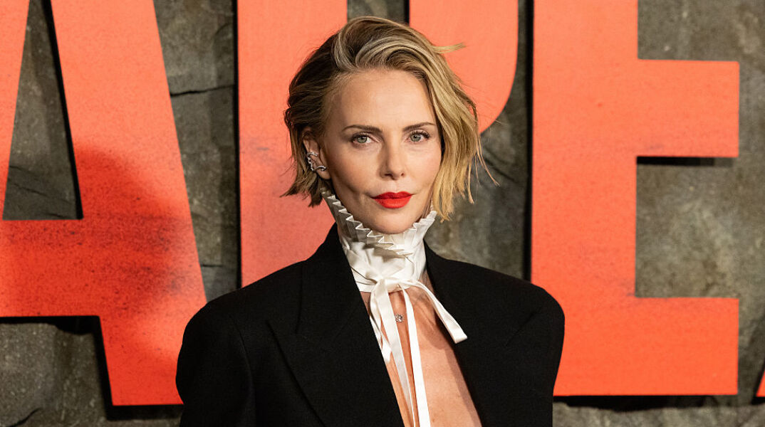 Σάρλιζ Θερόν: Τοπλες στο κόκκινο χαλί στην πρεμιέρα της ταινίας «Apex» στη Νέα Υόρκη