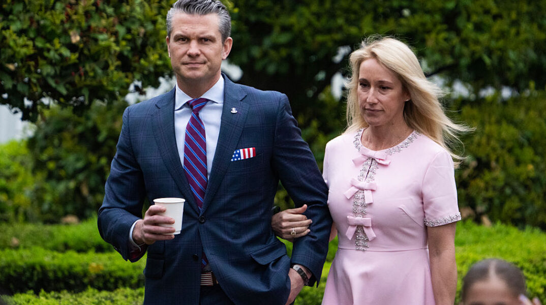 Το φόρεμα της συζύγου του Χεγκσεθ από fast fashion έκλεψε τα βλέμματα