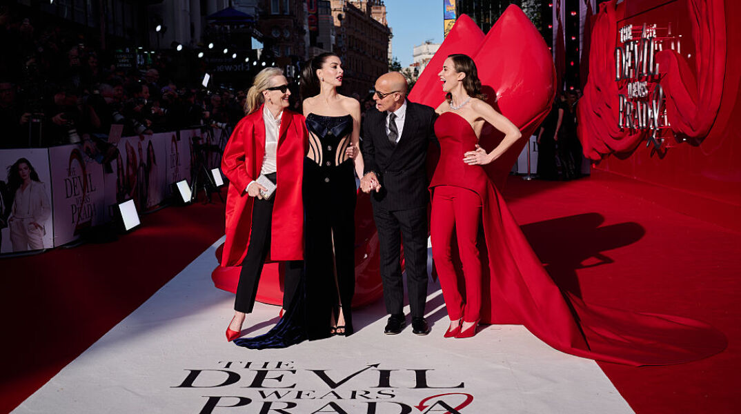 Tomato red: Το κόκκινο χρώμα που θα φορεθεί παντού αυτό το καλοκαίρι