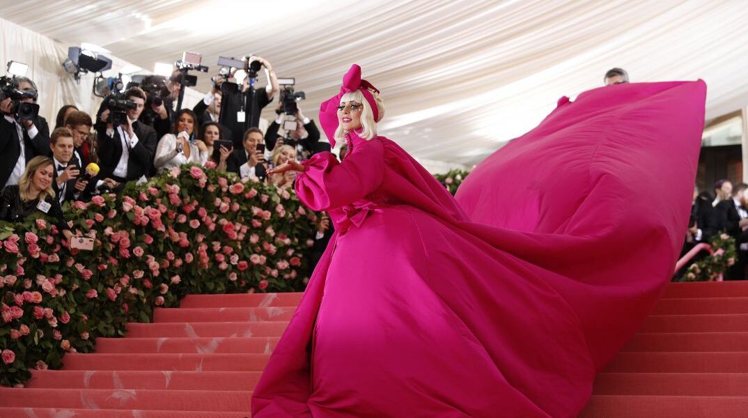 Πώς πάνε τουαλέτα οι σταρ στο Met Gala; Η απάντηση δεν είναι απλή