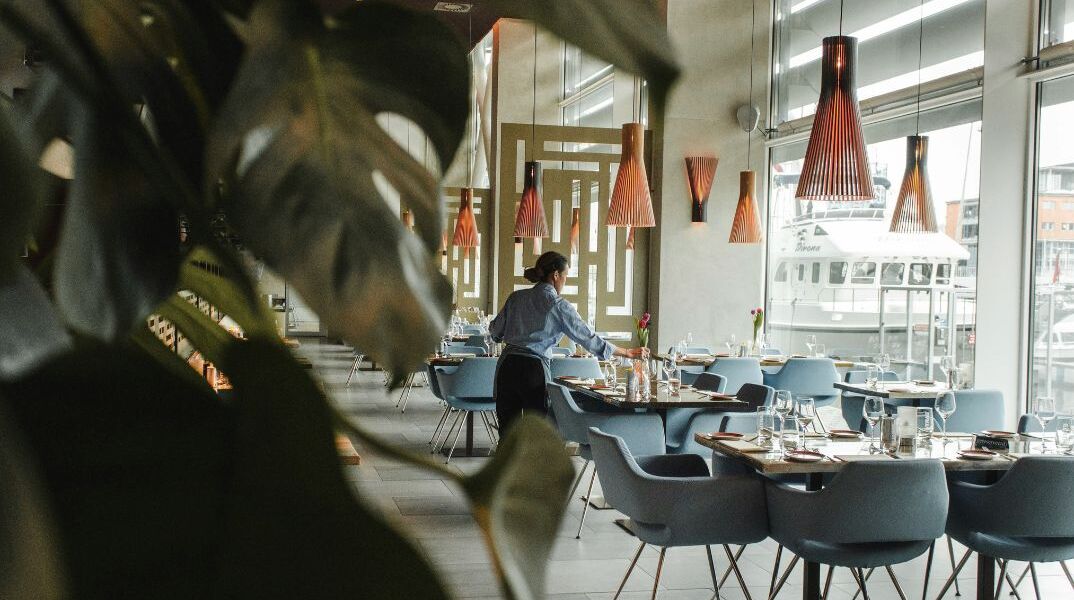 Τραπέζι για έναν: Η νέα μεγάλη τάση που δεν αρέσει σε όλα τα εστιατόρια