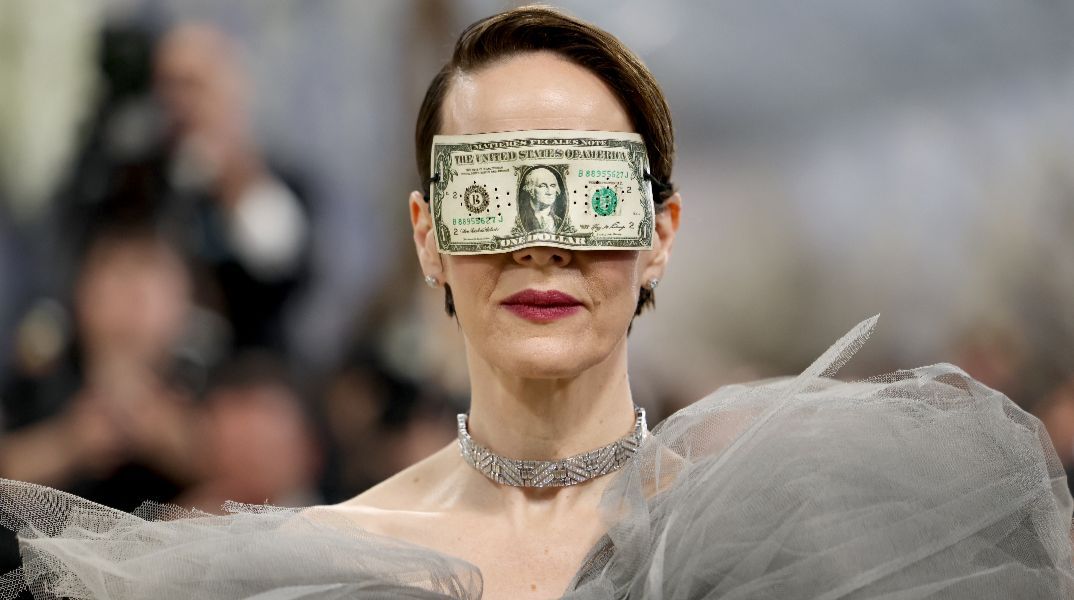 Τι ήθελε να πει η Σάρα Πόλσον στο Met Gala; - Η εμφάνιση με μάσκα «χαρτονόμισμα» που προκάλεσε συζητήσεις