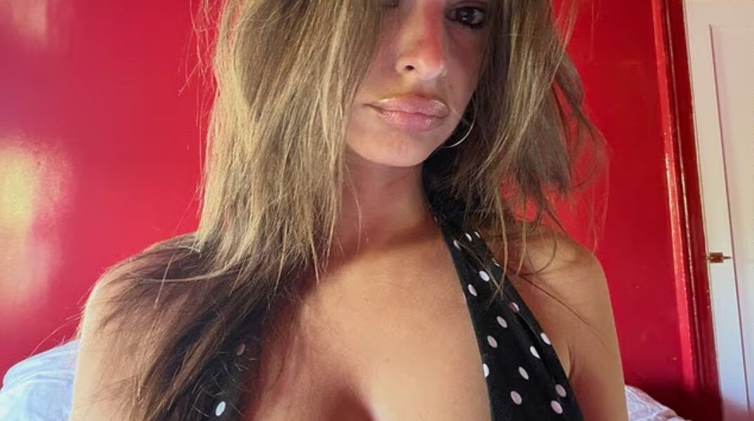 Mom-shaming στην Έμιλι Ραταϊκόφσκι για τις αποκαλυπτικές selfies της