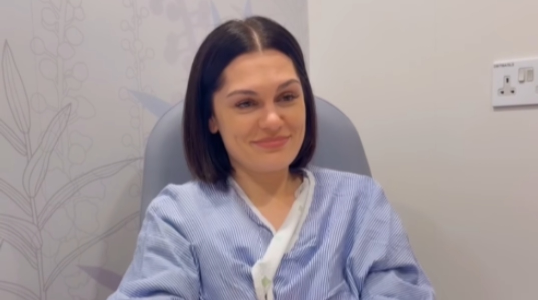Απαλλαγμένη από τον καρκίνο η Jessie J – Η ανάρτηση από το νοσοκομείο