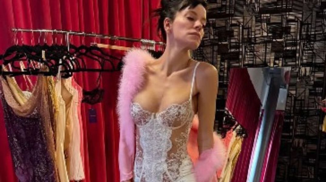 Η Λίλι Άλεν ποζάρει με lingerie και «καρφώνει» ξανά τον Ντέιβιντ Χάρμπουρ