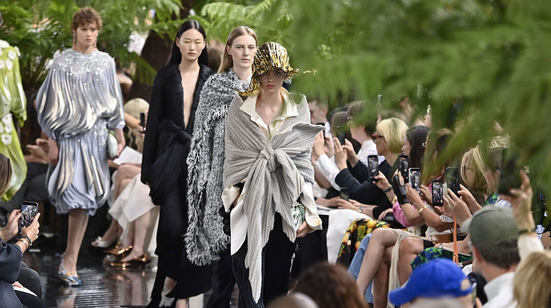 Dior: Εντυπωσιακή επίδειξη υψηλής ραπτικής στο Παρίσι μετά τον γάμο της Τέιλορ Σουίφτ με δημιουργία του Τζόναθαν Άντερσον