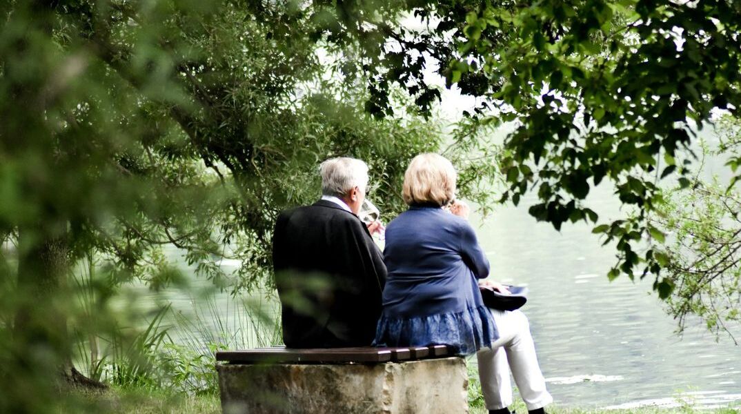 Γιατί κάποιες σχέσεις αντέχουν στον χρόνο και άλλες καταρρέουν