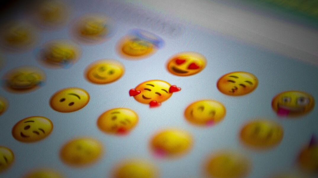 Ποιο emoji προδίδει την ηλικία σου – Τι χρησιμοποιούν Gen X, Gen Z και Gen Alpha