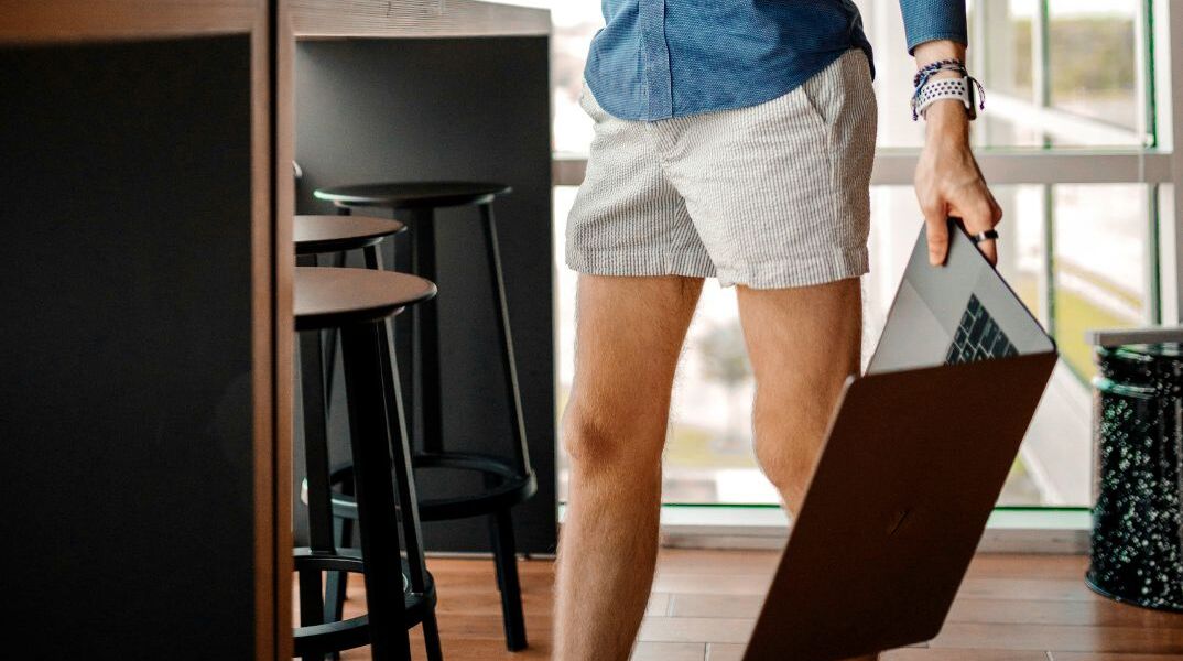 Τέλος στο μακρύ παντελόνι; Η ζέστη αλλάζει το ανδρικό ντύσιμο στο γραφείο