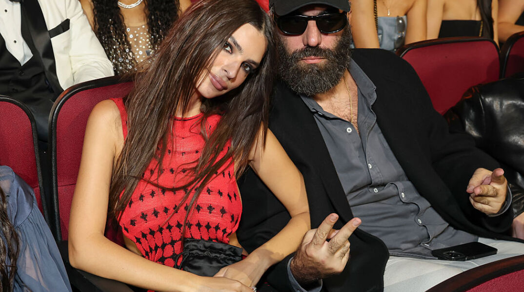 Έμιλι Ραταϊκόφσκι: Η τολμηρή εμφάνιση στα MTV VMAs και η αφιέρωση στον Ρομέν Γαβρά