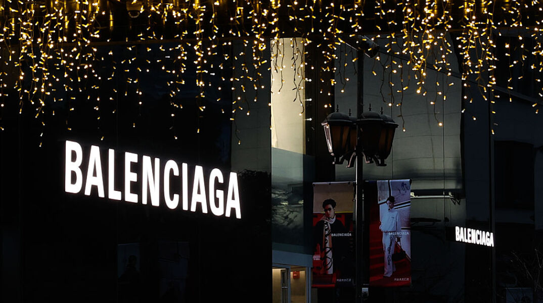 Balenciaga: Ο Πιερπάολο Πιτσόλι βάζει χρώμα και αφήνει πίσω τα chunky sneakers