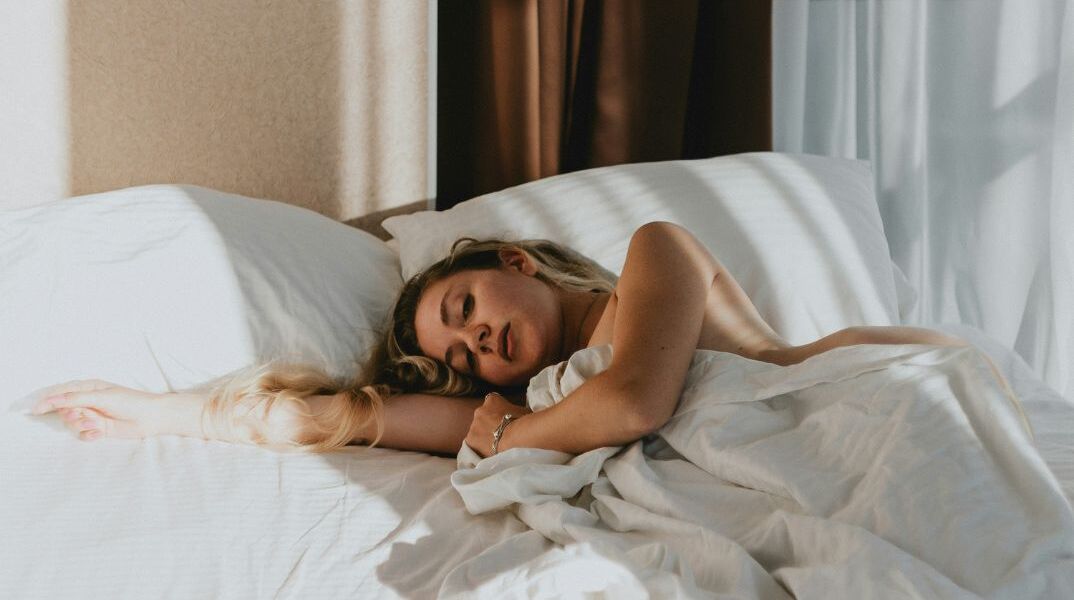 «Sleep divorce»: Μπορεί ο χωριστός ύπνος να βελτιώσει τη σεξουαλική ζωή;