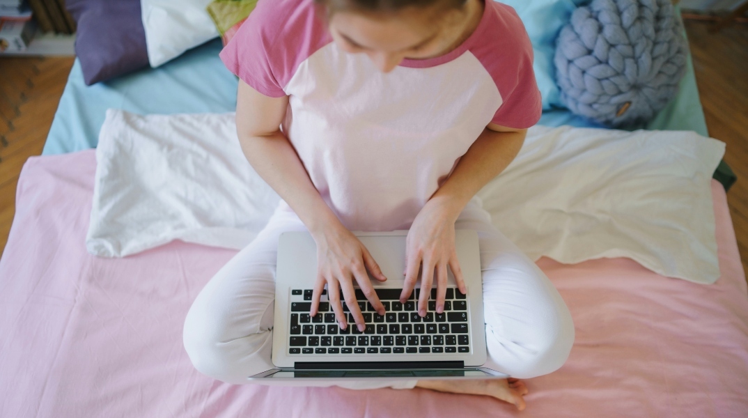 παιδι σερφαρει στο διαδίκτυο