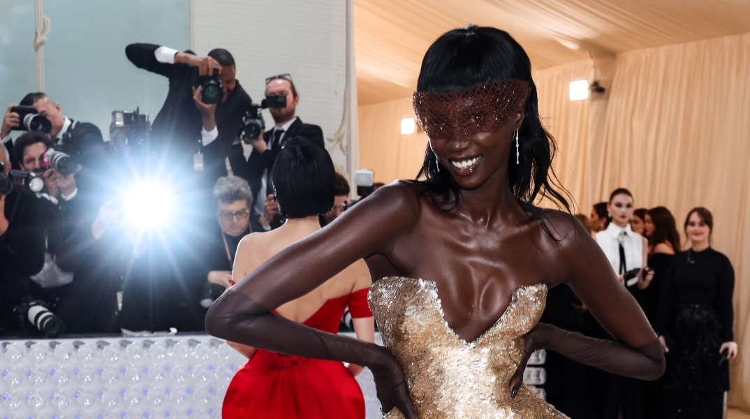 Η Anok Yai στο κόκκινο χαλί για το Met Gala 2023,στη Νέα Υόρκη