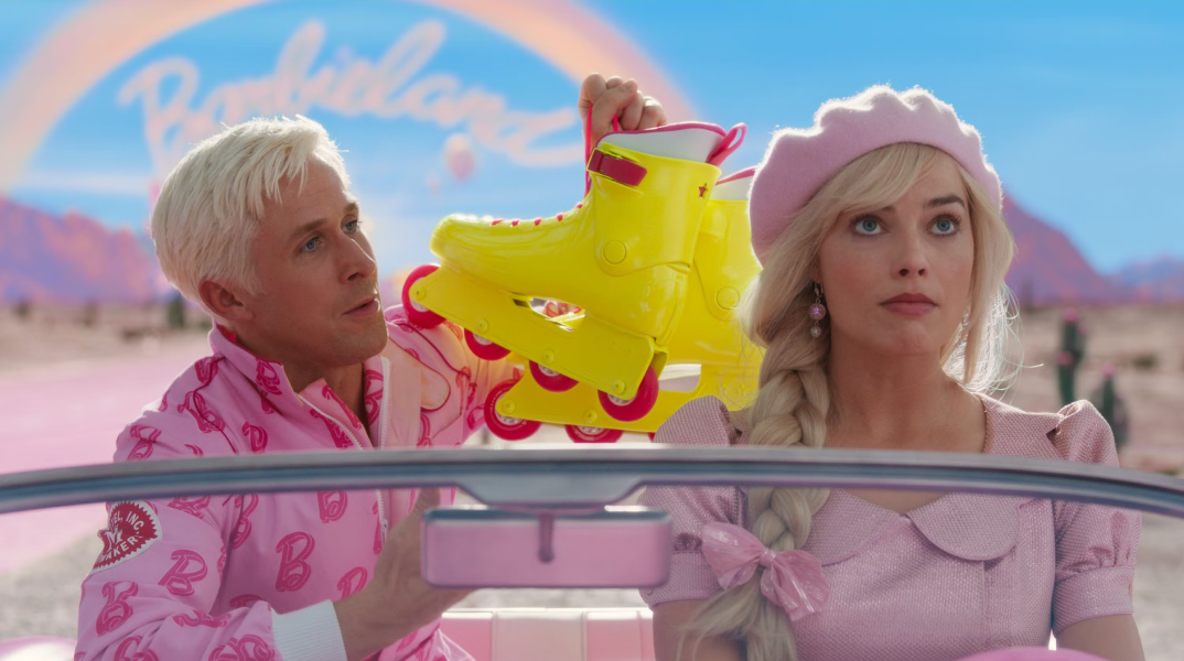Ο Ryan Gosling και η Margot Robbie στην ταινία Barbie (2023). © Courtesy Warner Bros