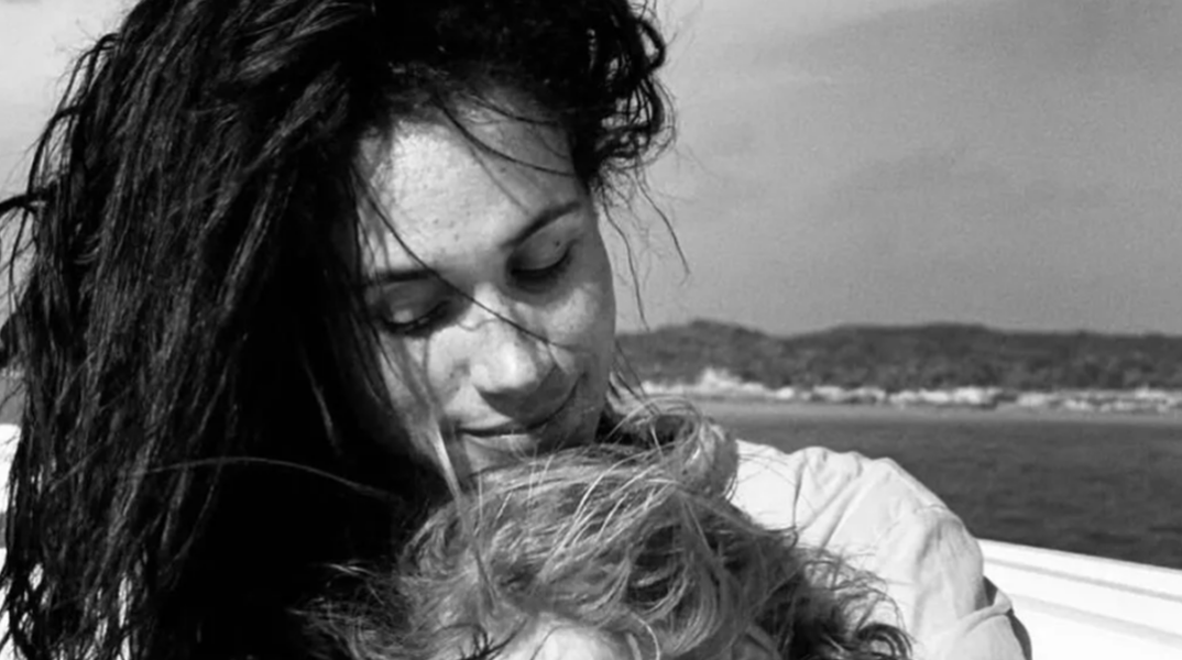 Η Μέγκαν μοιράστηκε μια ασπρόμαυρη φωτογραφία στην οποία κρατάει αγκαλιά την κόρη της