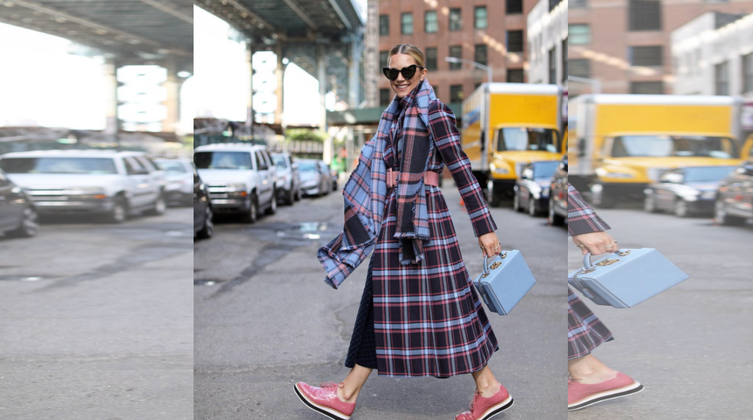 Το καρό παλτό επιστρέφει ανανεωμένο και γίνεται ξανά το πιο κομψό κομμάτι του χειμώνα