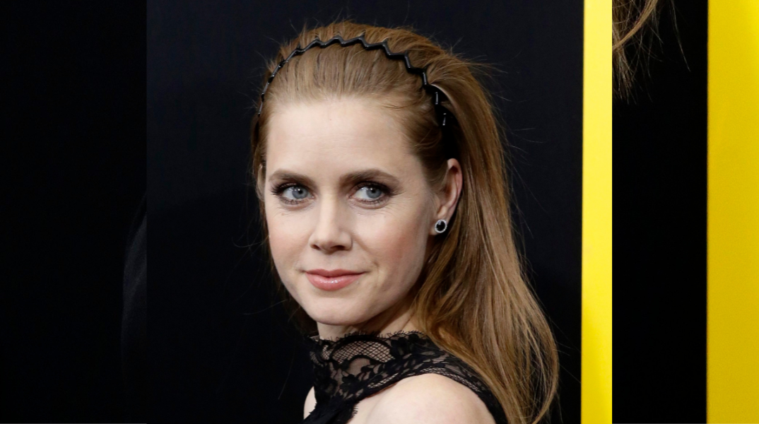 H Amy Adams με zig - zag hairband