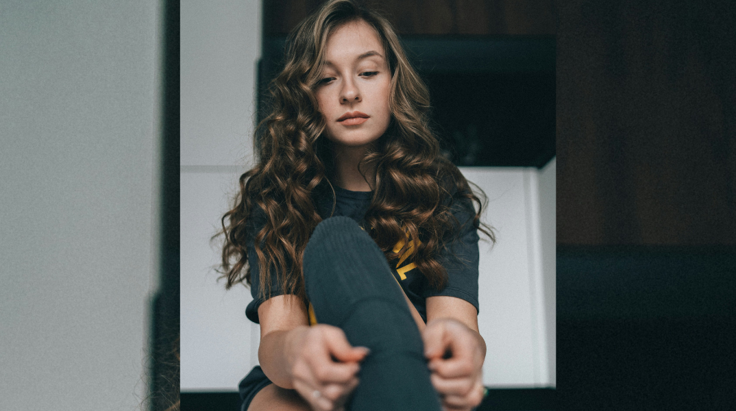 Οι Millennials ανακαλύπτουν ξανά τις κάλτσες συμπίεσης - και τις μετατρέπουν σε τάση