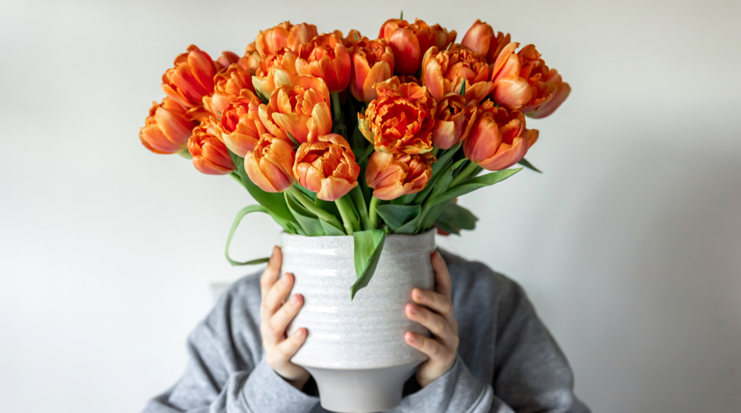 Λουλούδια στο βάζο: τα tips που θα τα κρατήσουν ζωντανά για περισσότερες μέρες