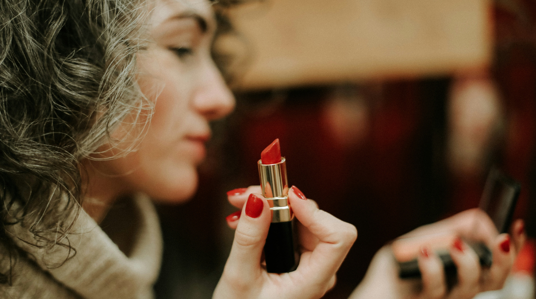 Πότε λήγουν πραγματικά τα καλλυντικά μας; Ο οδηγός που χρειαζόμαστε