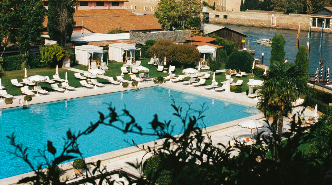 Στο διάσημο Hotel Cipriani, η Dior μάς ταξιδεύει στο καλοκαιρινό σύμπαν του Dioriviera