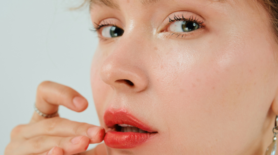 Popsicle Lips: Η πιο ζουμερή απόχρωση της φράουλας φτάνει στα χείλη