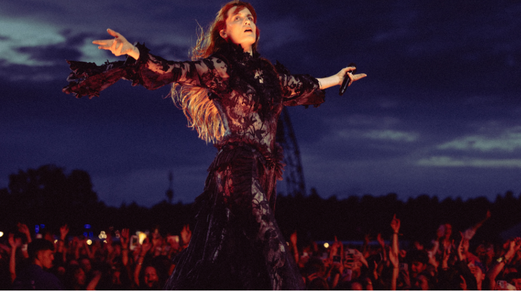  Η Φλόρενς Γουέλς έγινε 40 και ο Alexander McQueen της έφτιαξε δύο φορέματα μόνο για εκείνη