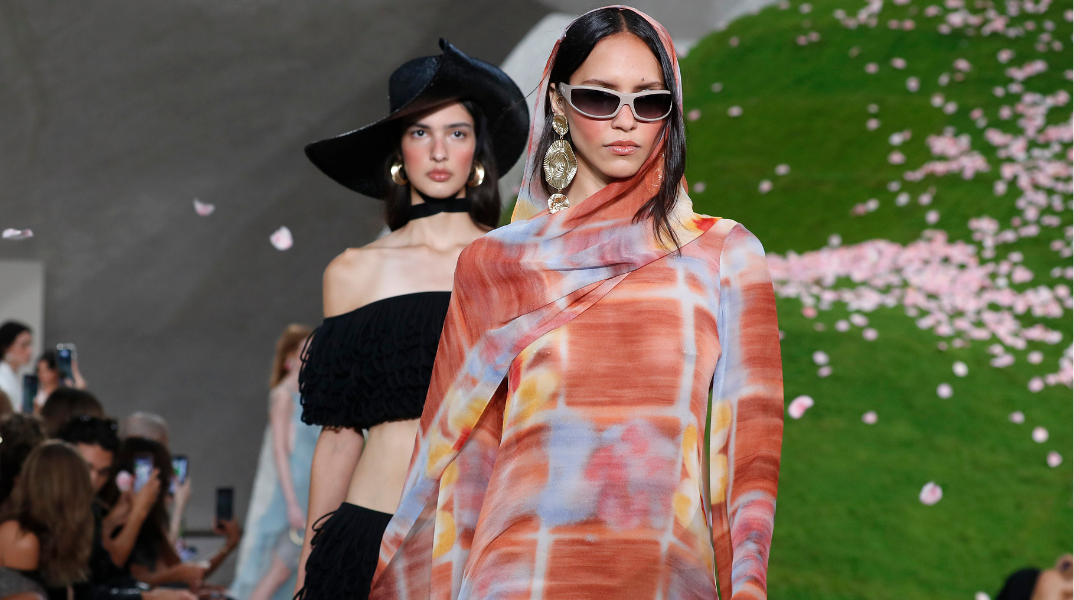 New York Fashion Week 2026: Τα μεγάλα ονόματα, οι επιστροφές και όλα όσα φέρνει η Εβδομάδα Μόδας