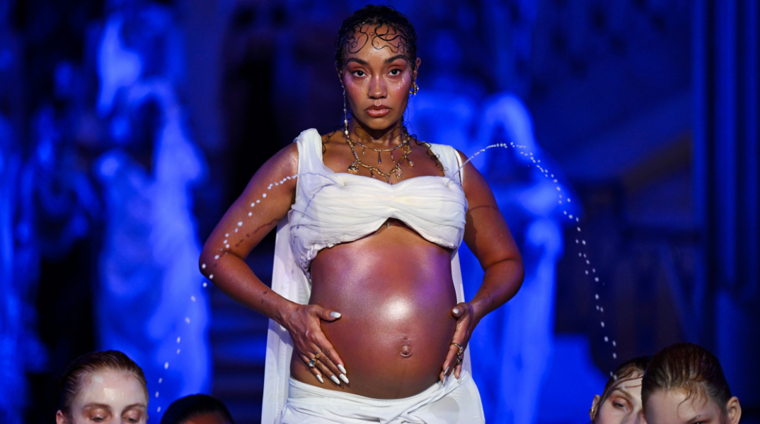 Η Ελληνίδα σχεδιάστρια που έκανε ένα φόρεμα να «τρέχει» γάλα στην πασαρέλα του Λονδίνου