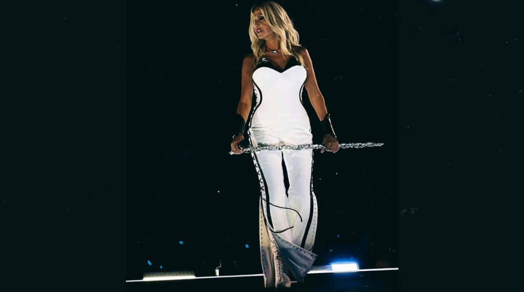 Το look της Άννας Βίσση στο ΟΑΚΑ μάς έστειλε μέχρι τη Σαουδική Αραβία