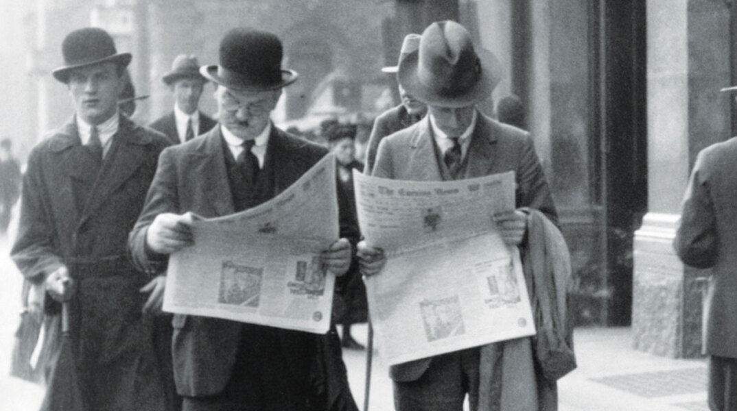 men-reading-newspapers-in-016.jpg