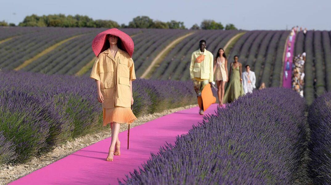 jacquemus-fashion-show-pink-t.jpg