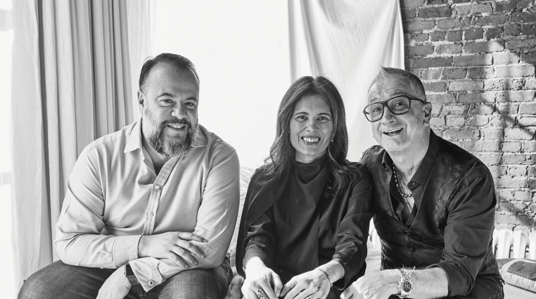 Oι άνθρωποι της AERA. Από αριστερά ο Alvertos Revach, η Tina Bhojwani και ο σχεδιαστής Jean-Michel Cazabat.