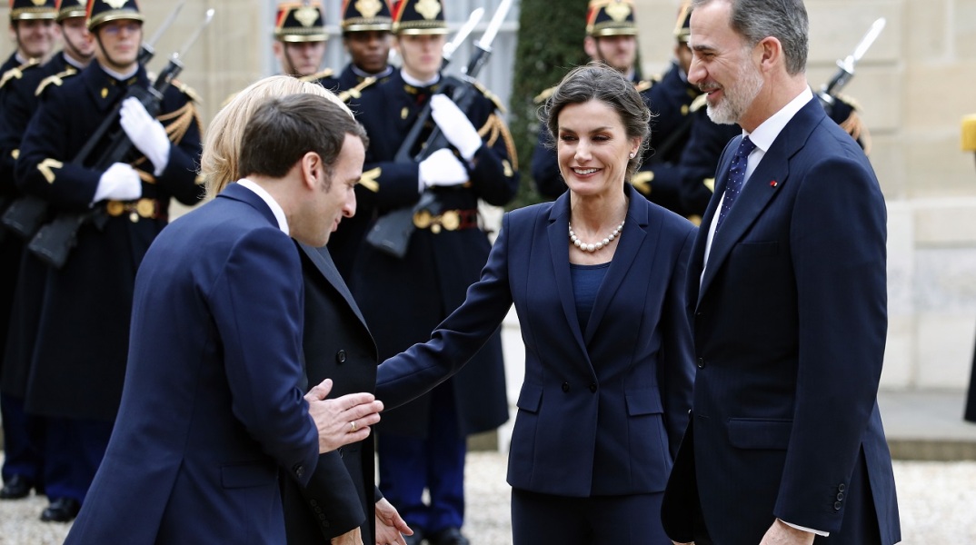 Ο γάλλος πρωθυπουργός Εμανουέλ Μακρόν, η συζυγός του Μπριζίτ, η βασίλισσα Λετίσια και ο βασιλιάς Φίλιππος της Ισπανίας