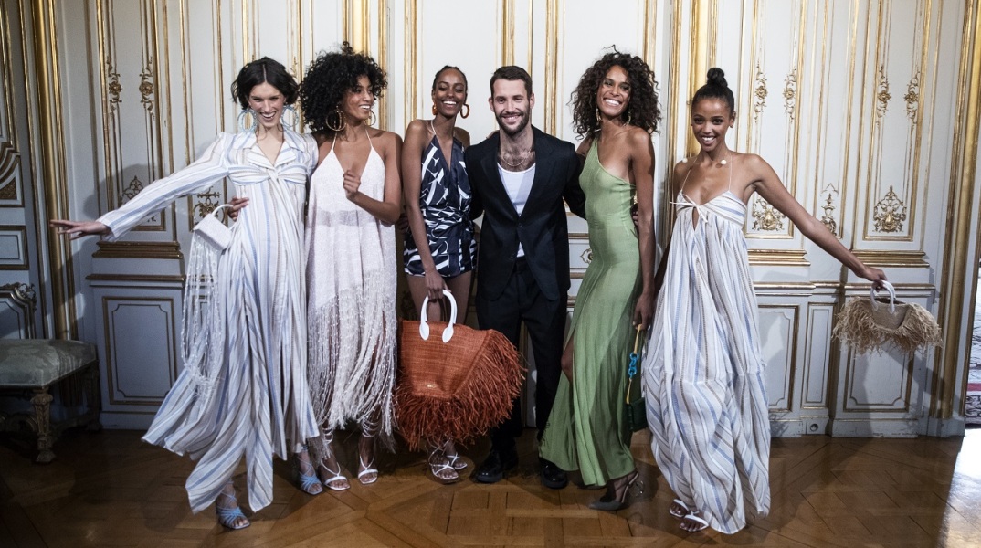 Ο σχεδιαστής Jacquemus ποζάρει αγκαλιά με έξι μοντέλα από το show του