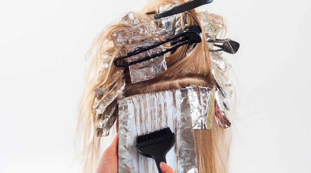 Κοπέλα με αλουμινόχαρτα και βαφή στα μαλλιά της