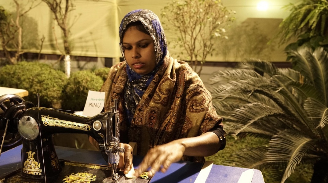Γυναίκα στο Μπαγκλαντές ράβει ρούχα