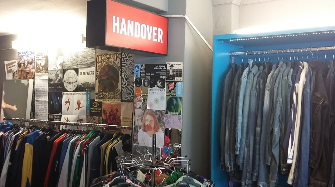 Νέες αφίξεις στο Handover second hand clothes and accessories της  Θεσσαλονίκης: Ψάξαμε τι κρύβεται πίσω από τη βιτρίνα