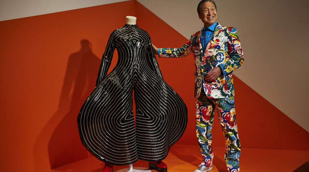 Ο Kansai Yamamoto με τη δημιουργία που φόρεσε και φωτογραφήθηκε ο David Bowie ©ΑΠΕ-ΜΠΕ/ALEJANDRO GARCIA