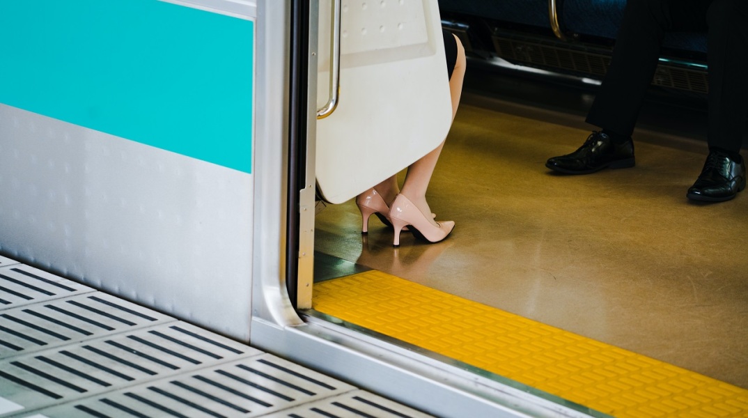 Γυναίκα με τακούνια στο τρένο