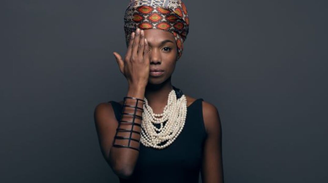Μαύρη γυναίκα που φοράει κοσμήματα Ukka Lelle