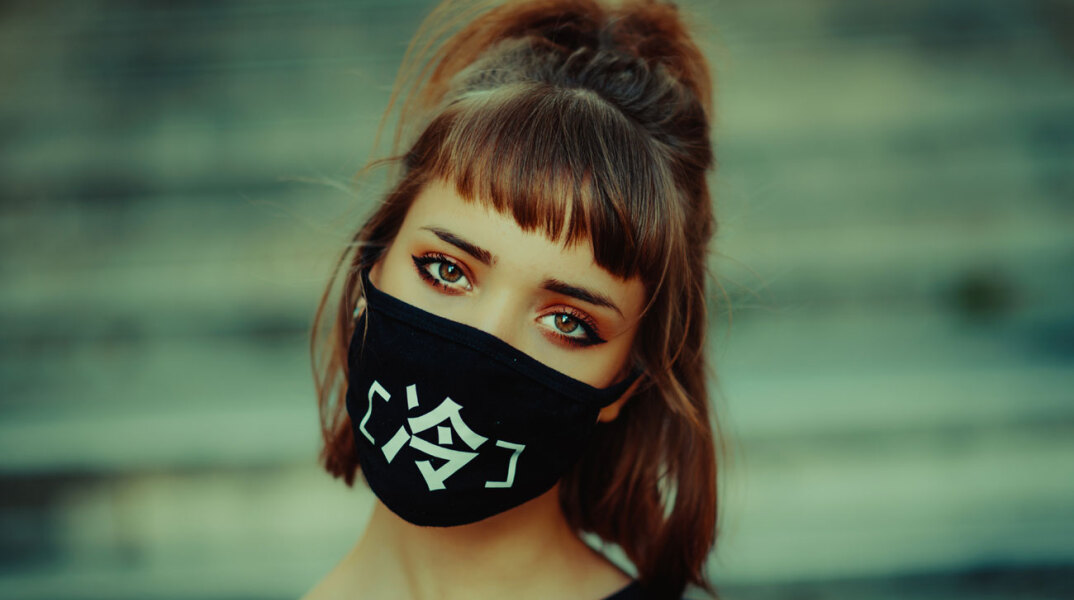 Κοπέλα με υφασμάτινη προστατευτική μάσκα